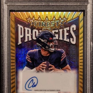 Könnte beinhalten: Eine bewertete Caleb Williams 2024 Finest Prodigies Auto-Refractor Trading Card. Die Karte zeigt ein Spielerbild, ein Autogramm und den Text "CHASER!!". Die Karte ist mit PCW Mint 9 bewertet.