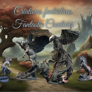 Puede incluir: Cuatro detalladas figuritas de criaturas míticas, incluyendo un grifo, un fénix, un unicornio y un caballo alado. Las figuritas se muestran en un camino en un paisaje de fantasía con un gran árbol y montañas en el fondo. El texto "Criaturas fantásticas Fantastic Creatures" se muestra en la parte superior de la imagen.