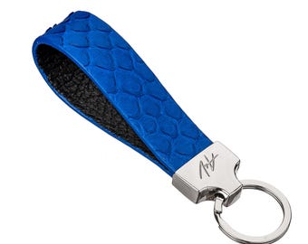 Llavero de piel de caimán azul hecho a mano.