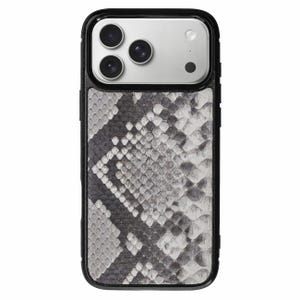 Peut inclure: Une coque de smartphone noire avec un motif texturé en peau de serpent gris et blanc sur le panneau arrière. La coque présente une découpe rectangulaire en haut pour un système de triple caméra et un flash, bordée d'un contour noir.
