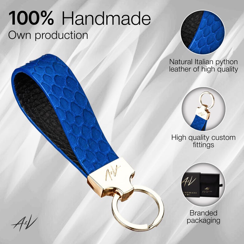 Może przedstawiać: Brelok sk&oacute;rzany w kolorze niebieskim i czarnym z złotym k&oacute;łkiem i złotym logo. Brelok wykonany jest z naturalnej włoskiej sk&oacute;ry pitona i zapakowany w firmowe pudełko.