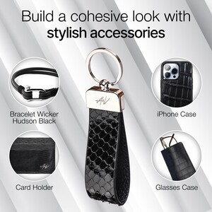 Könnte beinhalten: Ein schwarzer Leder-Schlüsselanhänger mit silberfarbenem Metallaufsatz und Schlüsselring. Der Schlüsselanhänger wird mit einem Armband, einer Handyhülle, einem Kartenhalter und einem Brillenetui gezeigt. Der Text lautet: "Build a cohesive look with stylish accessories."