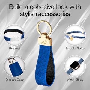 Może przedstawiać: Zestaw niebieskich sk&oacute;rzanych akcesori&oacute;w, w tym brelok do kluczy, bransoletka, pasek do zegarka i etui na okulary. Akcesoria są wykonane z niebieskiej sk&oacute;ry z wzorem sk&oacute;ry węża i złotymi akcentami.
