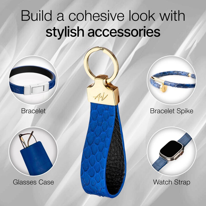 Może przedstawiać: Zestaw niebieskich sk&oacute;rzanych akcesori&oacute;w, w tym brelok do kluczy, bransoletka, pasek do zegarka i etui na okulary. Akcesoria są wykonane z niebieskiej sk&oacute;ry z wzorem sk&oacute;ry węża i złotymi akcentami.