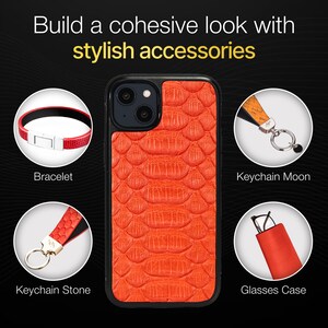 以下が含まれることがあります： 黒枠の赤い革製のスマホケースで、ヘビ柄が施されています。ケースには、赤い革のブレスレット、石のチャームが付いた赤い革のキーホルダー、赤い革の眼鏡ケース、月のチャームが付いた黄色の革のキーホルダーなど、マッチングするアクセサリーが付属しています。