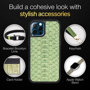 Könnte beinhalten: Eine grüne Handyhülle mit Schlangenhaut-Textur und schwarzem Rahmen. Die Hülle wird mit passenden Accessoires gezeigt, darunter ein Armband, ein Schlüsselanhänger, ein Kartenhalter und ein Armband für die Apple Watch.