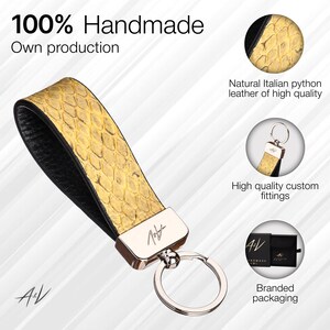 Könnte beinhalten: Ein gelber und schwarzer Leder-Schlüsselanhänger mit einem silbernen Schlüsselring. Der Schlüsselanhänger ist aus natürlichem italienischem Python-Leder gefertigt und hat eine maßgefertigte Beschläge. Der Schlüsselanhänger wird in einer Markenbox verpackt.