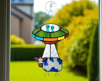 Atrapasueños de vitrales con abducción de vacas OVNI: Decoración extraterrestre divertida