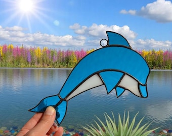 Acchiappasole in vetro colorato a forma di delfino blu: decorazione costiera fatta a mano