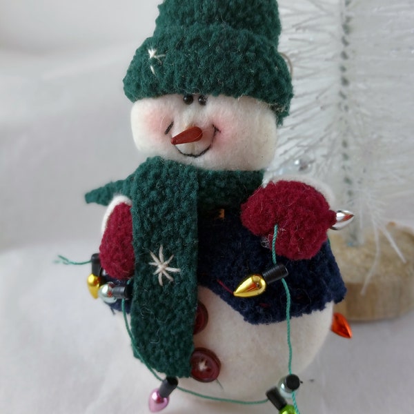 Felt capped Snowmen Christmas winter holiday pin/ornament tiny lightbulbs twinkling green red scarf snowflake accent long carrot nose