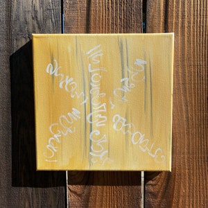 Könnte beinhalten: Eine gelbe Leinwand mit weißer Farbe, auf der die Worte "Ich liebe dich" und "für immer" in einer stilisierten Schrift stehen.