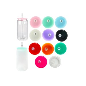 Op de afbeelding: Een set van 12 kleurrijke deksels voor een herbruikbare waterfles. De deksels zijn gemaakt van plastic en zijn verkrijgbaar in verschillende kleuren, waaronder roze, groen, blauw, wit, paars, zwart, rood, oranje, teal en roze. De deksels zijn ontworpen om te passen op een waterfles van standaardformaat.