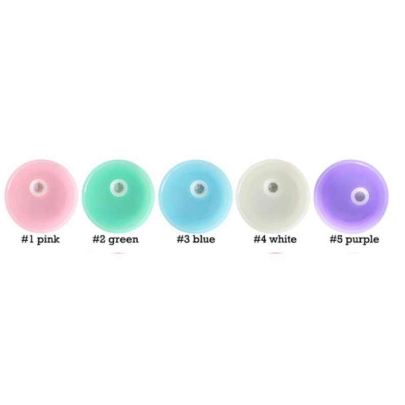 Op de afbeelding: Vijf ronde plastic deksels in verschillende kleuren: roze, groen, blauw, wit en paars. Elk deksel heeft een klein gaatje in het midden.