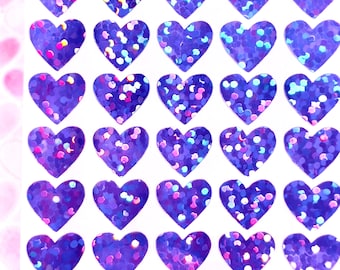 Könnte beinhalten: Eine Bogen mit violetten, schimmernden Herzaufklebern. Die Herzen sind mit kleinen, glitzernden Punkten bedeckt.