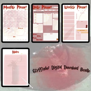 Pode incluir: Um pacote de download digital de planejadores imprimíveis com tema Gryffindor. Os planejadores incluem uma página mensal, semanal, diária e de notas. Cada página apresenta um fundo rosa com o brasão da casa Gryffindor e uma citaat da série Harry Potter.
