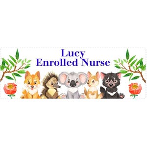 Puede incluir: Una pegatina rectangular con el texto "Lucy Enrolled Nurse" en azul. El diseño incluye ilustraciones de acuarela de un corgi, un erizo, un koala, otro corgi y un demonio de Tasmania. Hojas verdes y flores rojas completan el diseño.