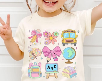 Ritorno a scuola PNG carino, Insegnante civettuola PNG, Globo con fiocco e pastello ABC PNG, Autobus scolastico PNG, Fiori preppy PNG, Matita per ragazze a scuola PNG