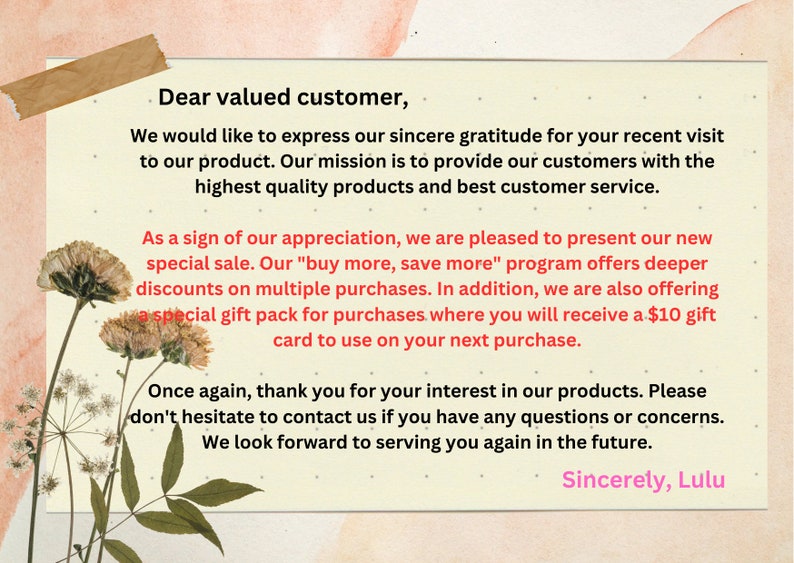 Może przedstawiać: Kartka z podziękowaniami dla klient&oacute;w z kwiatowym tłem. Kartka wyraża wdzięczność za ostatnie wizyty i ogłasza nową specjalną wyprzedaż z rabatami na wiele zakup&oacute;w. Klienci otrzymają r&oacute;wnież kartę podarunkową o wartości 10 $ na sw&oacute;j kolejny zakup.