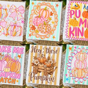 Puede incluir: Un conjunto de seis letreros rectangulares con ilustraciones coloridas de calabazas y lazos. Los diseños incluyen calabazas en carretas, calabazas apiladas y textos como 'Hey Pumpkin' y 'Take Me to the Pumpkin Patch' en tonos brillantes.
