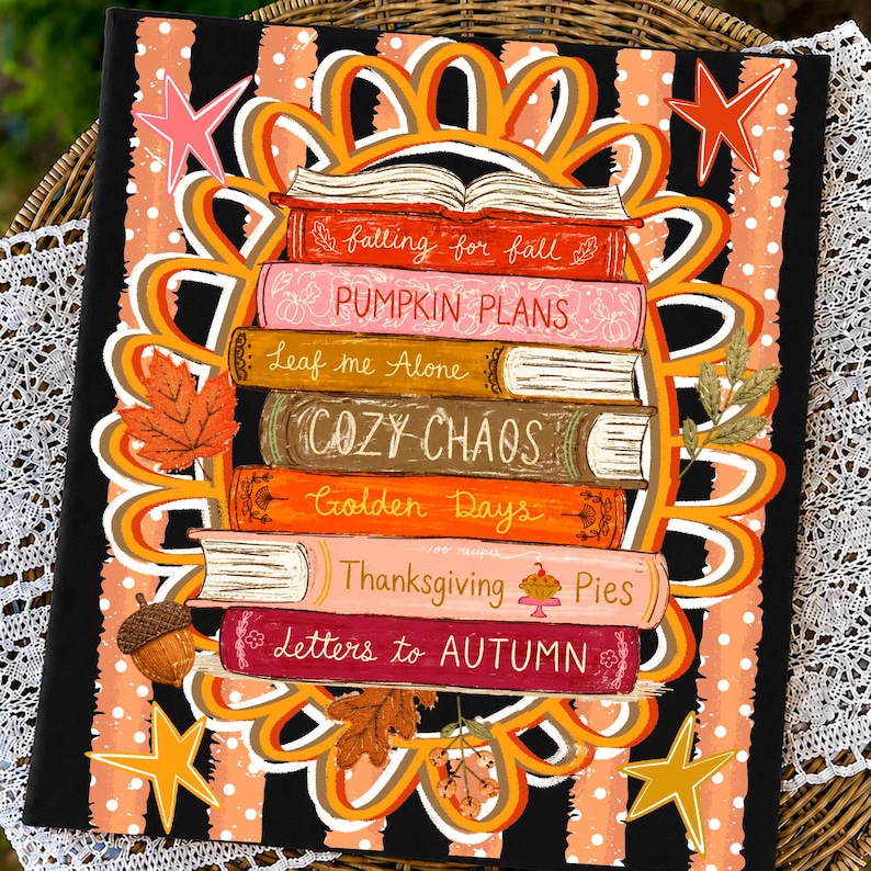 Puede incluir: Un lienzo rectangular con una pila de siete libros con t&iacute;tulos como falling for fall, PUMPKIN PLANS, Leaf me Alone, COZY CHAOS, Golden Days, Thanksgiving Pies y Letters to AUTUMN, rodeado de estrellas de color naranja y blanco.