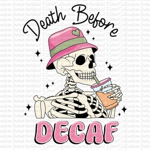 Könnte beinhalten: Ein schwarz-weißes Skelett trägt einen rosa Hut mit grünem Band und einem Herzmotiv und trinkt aus einem durchsichtigen Becher mit Strohhalm. Der Text "Death Before Decaf" ist in rosa Buchstaben geschrieben.