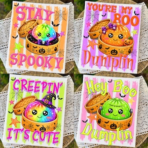 Puede incluir: Un conjunto de cuatro carteles rectangulares con dumplings de dibujos animados en vaporeras de bambú. Los diseños incluyen los textos STAY SPOOKY, YOU'RE MY BOO DUMPLIN, CREEPIN IT'S CUTE y HEY BOO DUMPLIN, decorados con telarañas, murciélagos y estrellas.