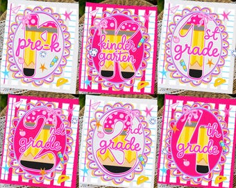 Pacchetto PNG "Ritorno a scuola in stile preppy": righe a quadretti rosa PNG, monogramma del personale scolastico PNG, design per la scuola materna e la scuola primaria (fino alla quarta elementare).