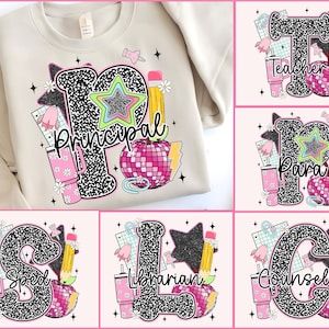 Może przedstawiać: Beżowa bluza z okrągłym dekoltem z kolorowym nadrukiem. Projekt zawiera słowo "Principal" w czarno-białej, nakrapianej czcionce, wraz z gwiazdą, ołówkiem, kulą dyskotekową i innymi elementami o tematyce szkolnej. Dodatkowe projekty to "Teacher", "Para", "Sped", "Librarian" i "Counselor".