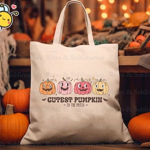 Może przedstawiać: Biała torba z pł&oacute;tna z nadrukiem trzech dyń z twarzami. Dynie są pomarańczowe, r&oacute;żowe i ż&oacute;łte. Tekst na torbie brzmi "Cutest Pumpkin in the Patch".