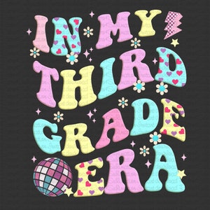 Może przedstawiać: Kolorowy projekt graficzny z tekstem "In My Third Grade Era" w retro czcionce. Projekt zawiera dyskotekę, serca, gwiazdy i kwiaty.