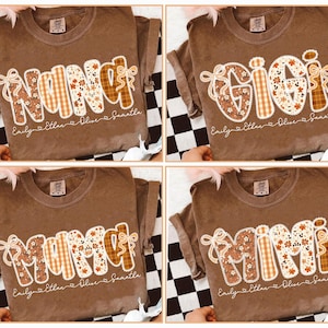 Puede incluir: Cuatro camisetas marrones con diferentes nombres en una fuente decorativa. Los nombres son "Nana", "Gigi", "Mimi" y "Mama". Cada camiseta tiene los nombres "Emily, Ethan, Olive, Samantha" impresos debajo.