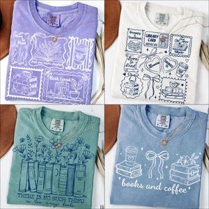 Puede incluir: Cuatro camisetas de varios colores, cada una con un diseño único con temática de libros. Los diseños incluyen pilas de libros, tazas de café y elementos florales, con frases como "Born to Read" y "books and coffee."