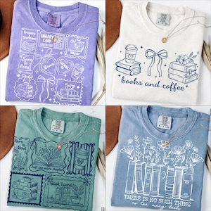 Puede incluir: Cuatro camisetas en varios colores: morado, blanco, verde azulado y azul. Cada camiseta presenta un dise&ntilde;o gr&aacute;fico &uacute;nico con temas de libros y caf&eacute;. Los dise&ntilde;os incluyen textos como "Born to Read" y "Books and Coffee."
