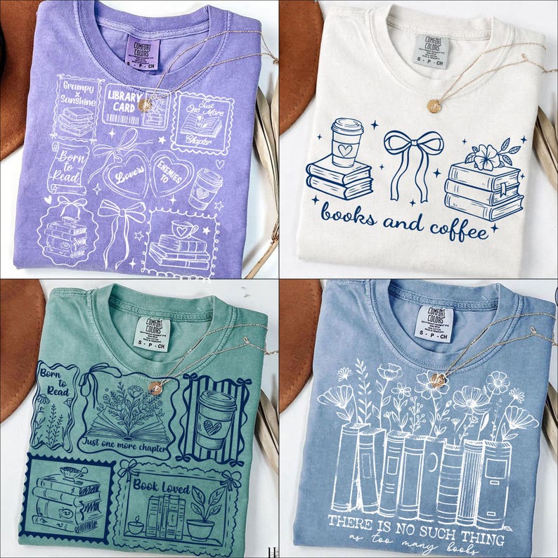 Puede incluir: Cuatro camisetas en varios colores: morado, blanco, verde azulado y azul. Cada camiseta presenta un dise&ntilde;o gr&aacute;fico &uacute;nico con temas de libros y caf&eacute;. Los dise&ntilde;os incluyen textos como "Born to Read" y "Books and Coffee."