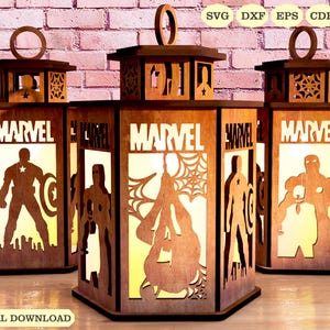 Può includere: Tre lanterne di legno con intricati tagli e un tema Marvel. Ogni lanterna presenta un diverso personaggio Marvel: Capitan America, Iron Man e Spider-Man. Le lanterne sono illuminate dall'interno, creando un bagliore caldo.