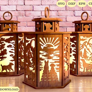 Könnte beinhalten: Drei Holzlaternen-Designs mit filigranen Ausschnitten, die Hunde und Naturszenen zeigen. Die Laternen sind von innen beleuchtet und erzeugen ein warmes Leuchten. Die Designs umfassen eine Waldszene, einen Sonnenaufgang über Wasser und eine Bergszene.
