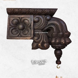 Peut inclure: Une console murale en bois brun foncé avec des sculptures complexes. La console présente un motif floral décoratif sur le côté gauche et une tête d'animal sculptée sur le côté droit. La console a un crochet en bas.