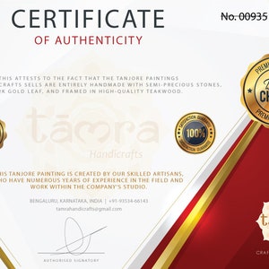 Puede incluir: Certificado de autenticidad para una pintura de Tanjore de Tamra Handicrafts. El certificado est&aacute; impreso en papel blanco con acentos rojos y dorados. Indica que la pintura est&aacute; hecha a mano con piedras semipreciosas, pan de oro de 22 quilates y enmarcada en teca de alta calidad. El certificado tambi&eacute;n incluye la informaci&oacute;n de contacto de la empresa y una firma.