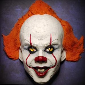 Maschera decorativa da parete di Pennywise, stampata in 3D e dipinta a mano.