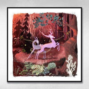 Op de afbeelding: Twee roze herten met geweien staan in een bosrijke omgeving. De herten zijn omringd door bomen, struiken en gloeiende lichten. De achtergrond is donkerrood.