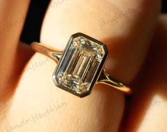 2.5CT Emerald Cut Moissanite Engagement Ring 14K Solid Gold Emerald Split Shank Bezel Set Solitaire Diamond Wedding Ring Anniversary Ring
