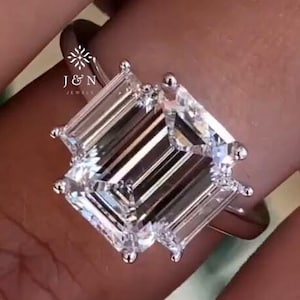 Drei Stein Smaragd geschnitten Moissanite Verlobungsring Seite Trapez Moissanite drei Stein Verlobungsring Smaragdschliff und Trapezschliff