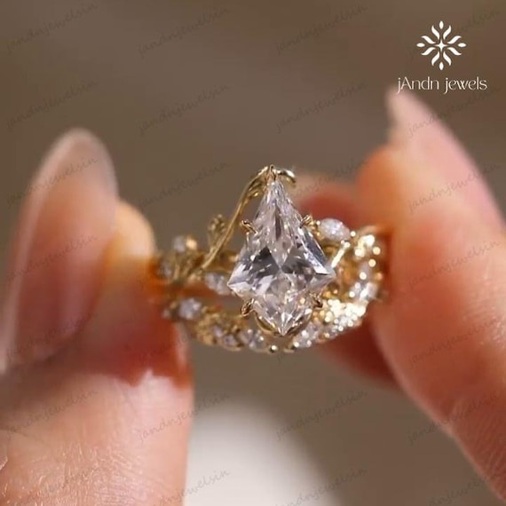 Vintage Kite Cut Moissanite Engagement Ring Set Floral Nature-Inspired 14K Gold Bridal Ring Set Wedding Ring Set Unique Anniversary Ring