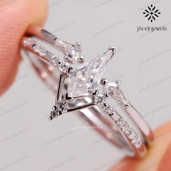 Vintage Kite Cut Moissanite Ring Set 14K Gold Art Deco Engagement Ring Unique Celestial Bridal Ring Dainty Vintage Wedding Ring for Her