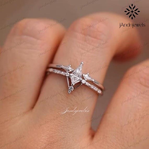 0.8CT Kite Cut Moissanite Engagement Ring Set Star Shape Bridal Ring Chevron V Enhancer Wedding Ring Set Unique Promise Ring for Her