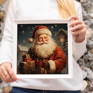 K&ouml;nnte beinhalten: Eine gerahmte Illustration des Weihnachtsmanns, der einen Stapel verpackter Geschenke h&auml;lt. Er tr&auml;gt einen roten Anzug mit wei&szlig;en Verzierungen und einen wei&szlig;en Bart. Der Hintergrund ist eine verschneite Nachtszene mit einem Haus in der Ferne.