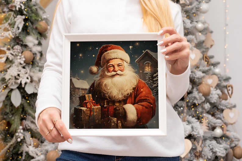 K&ouml;nnte beinhalten: Eine gerahmte Illustration des Weihnachtsmanns, der einen Stapel verpackter Geschenke h&auml;lt. Er tr&auml;gt einen roten Anzug mit wei&szlig;en Verzierungen und einen wei&szlig;en Bart. Der Hintergrund ist eine verschneite Nachtszene mit einem Haus in der Ferne.