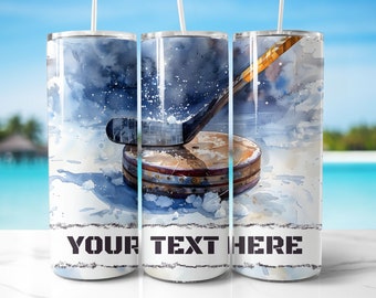 Könnte beinhalten: Drei Edelstahlbecher mit einem Aquarelldesign aus einem Hockeyschläger und einem Puck. Die Becher haben einen weißen Hintergrund mit blauen und grauen Aquarell-Akzenten. Der Text "YOUR TEXT HERE" ist auf die Becher gedruckt.
