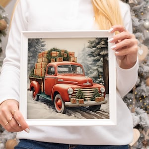 K&ouml;nnte beinhalten: Ein roter Vintage-Pickup-Truck ist mit Weihnachtsgeschenken und einem Weihnachtsbaum beladen. Der Truck f&auml;hrt auf einer schneebedeckten Stra&szlig;e durch einen Winterwald.