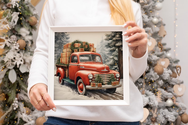 K&ouml;nnte beinhalten: Ein roter Vintage-Pickup-Truck ist mit Weihnachtsgeschenken und einem Weihnachtsbaum beladen. Der Truck f&auml;hrt auf einer schneebedeckten Stra&szlig;e durch einen Winterwald.